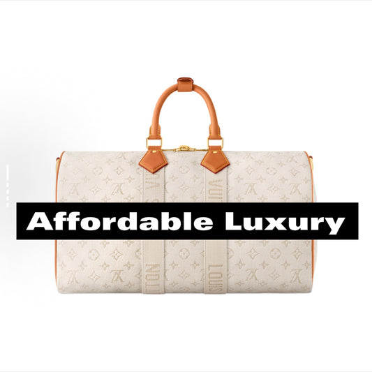 The printed handbag has a detachable shoulder strap